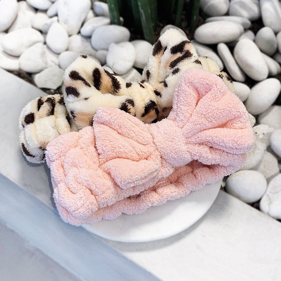 BAEBAND for keeping your hair back during your beauty routine super soft and snuggly in leopard and light pink colors