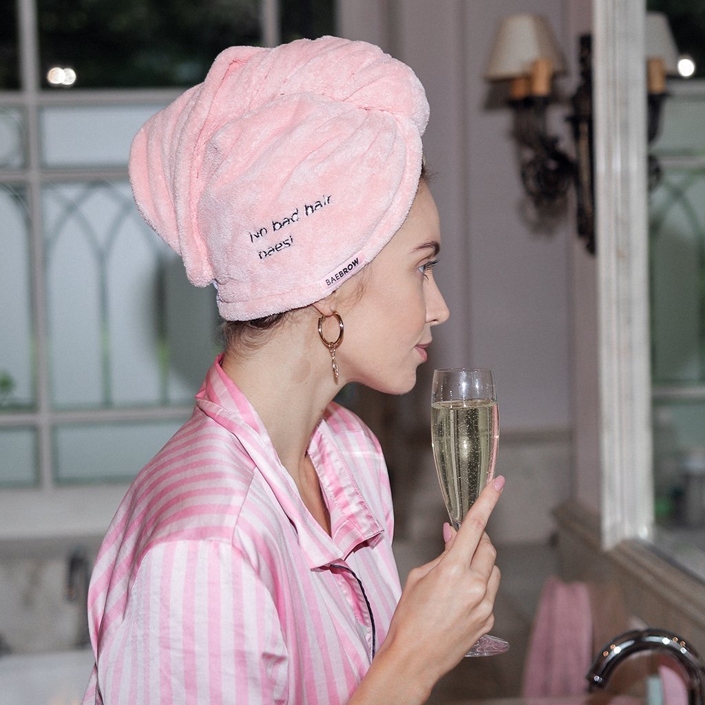 The BAEBUN Embroidered Hair Towel ideal tool for your beauty routine, BAEBUN for cutting hair blow-drying time in half, absorbing water without causing excessive dryness and strengthening hair, gentle and super soft, easy application, less blow drying in light pink color