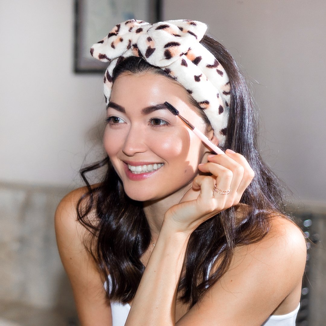 BAEBAND for keeping hair back during your beauty routine covered in microfibre stretchy in leopard color