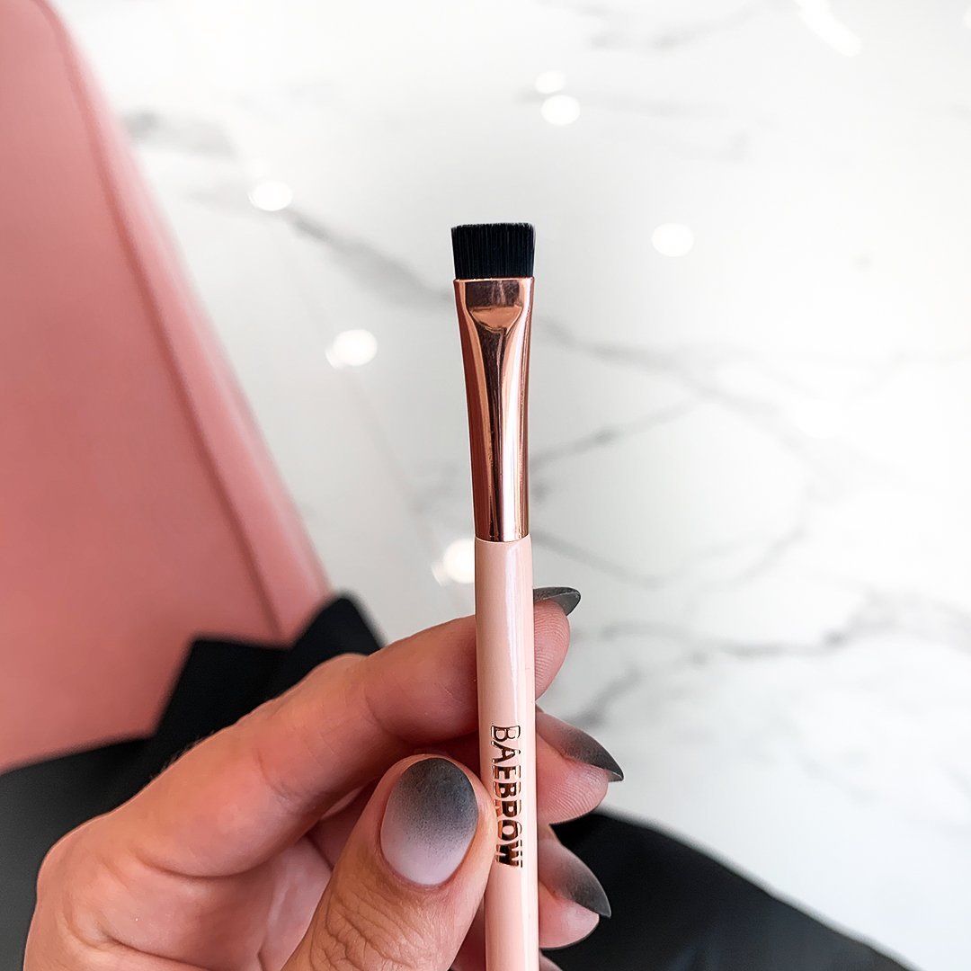 Dual Ended Brow Line Brush - BAEBROW - Double-sided high quality brush for drawing a brow line below your arch and applying hairlike strokes to create a fuller effect cruelty-free vegan