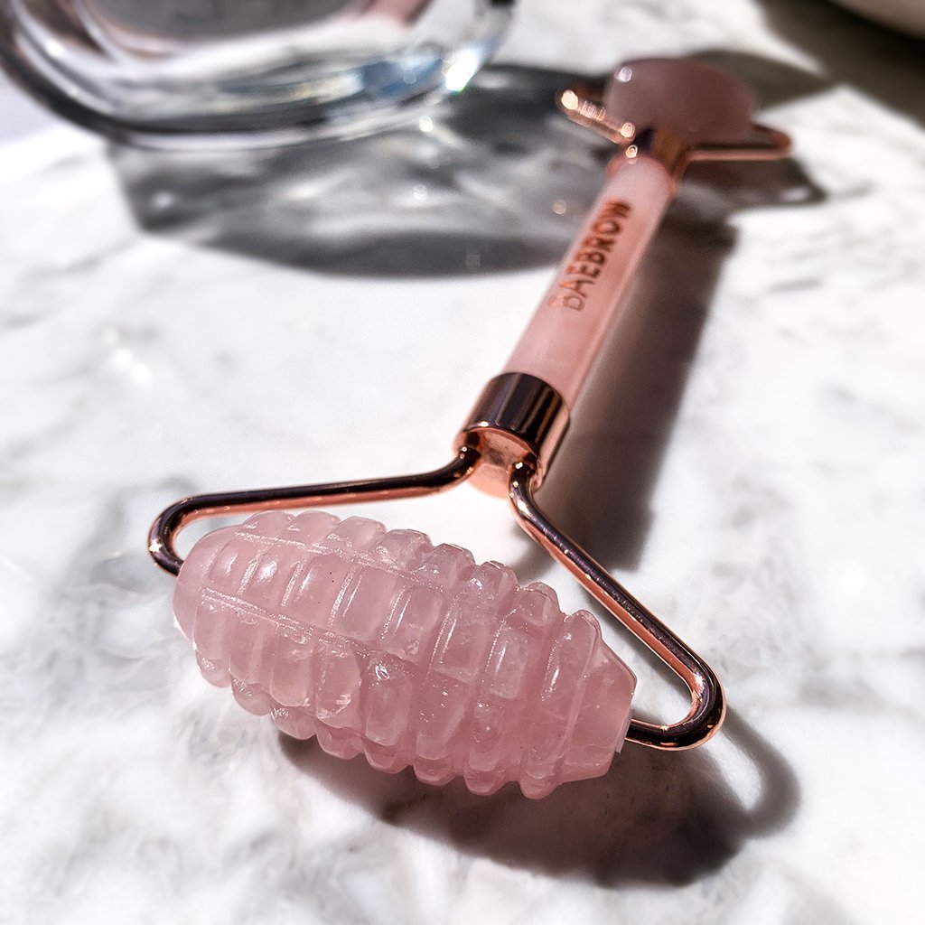 Tiana - Rose Quartz Facial Roller - double-sided roller for facial massages with studded end for reducing the look of fine lines, leaving skin plump and radiant, improving product absorption for maximum benefits, smooth end for eliminating toxins, contouring face and jawline and releasing tightness in light pink color