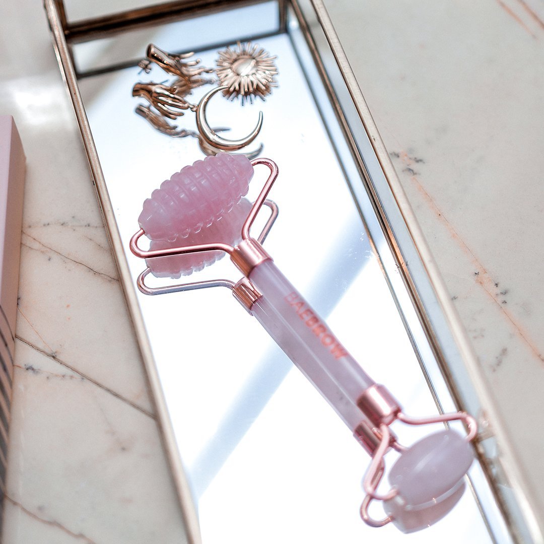 Tiana - Rose Quartz Facial Roller to give your face a workout, suitable for face massages, double-sided, gentle and easy applicationstudded end for boosting skin elasticity, leaving skin plump and radiant, smooth end for contouring face and jawline, reducing wrinkles